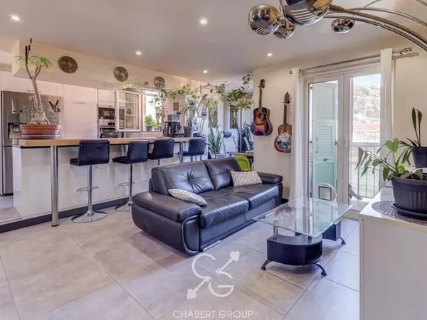 VILLEFRANCHE-SUR-MER - VIEILLE VILLE - MAISON DE VILLE - 3 PIÈCES - 58 M² - APERÇU MER - COUR & BALC