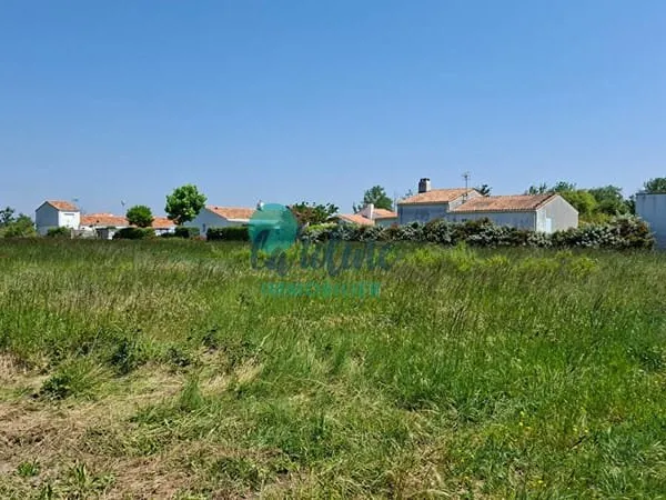 Terrain constructible, viabilisé , à 800m de la plage