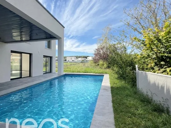 Magnifique maison neuve avec piscine chauffée
