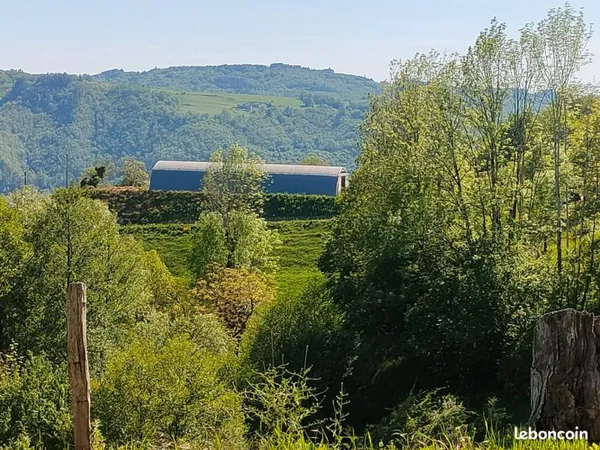 2 Bâtiment avec 7 hectares