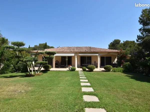 Villa 8 pièces 248 m²