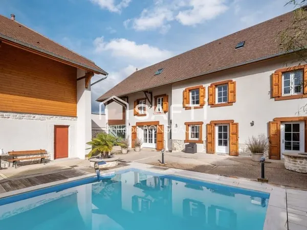 Maison rénovée haut de gamme avec piscine chauffée