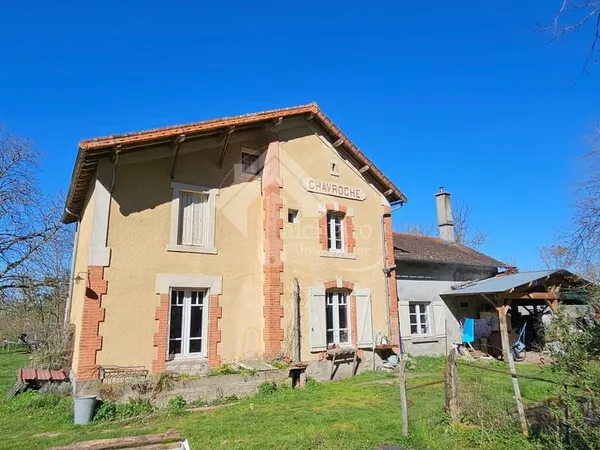 Ancienne gare avec terrain + 1ha