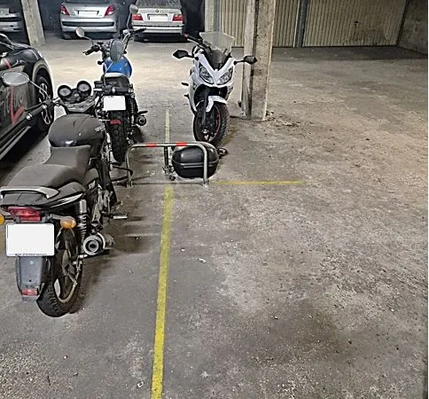 Place de parking sécurisé moto scooter 2 roues