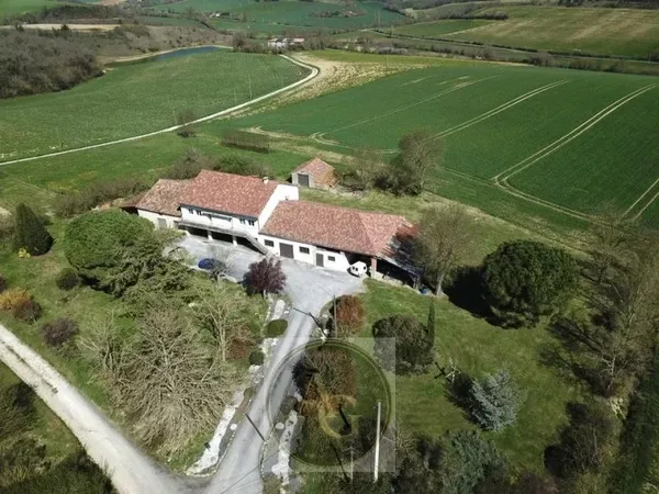 Ferme rénovée sur 8000m2 de terrain à Auriac sur Vendinelle