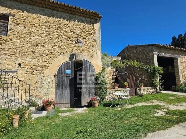 LAMBESC , Corps de ferme avec fort potentiel sur 7 700 m² de terrain