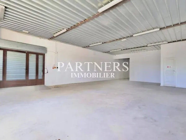 Local commercial 160 m²