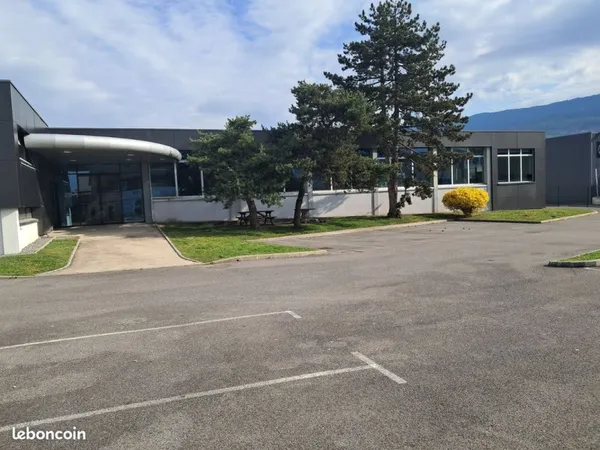 Espace commercial 300m² divisible a louer vetraz montoux