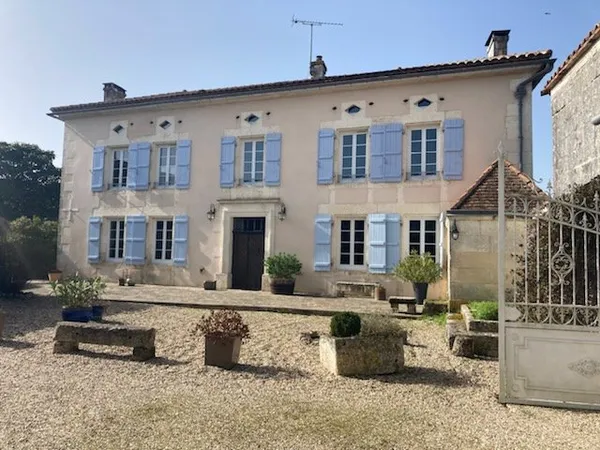 SECTEUR MONTIGNAC : Maison charentaise rénovée, dépendance,