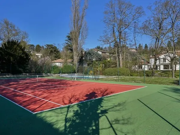 SAINT CYR AU MONT D OR Maison traditionnelle de 280 m2 sur u