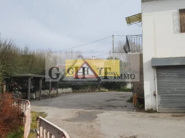 AXE PASSANT 560 M² PROCHE CENTRE VILLE FREJUS A NE PAS MANQUER