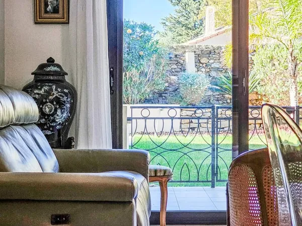 HYERES OUEST - LE PALAIS - T3 rez-de-jardin - garage et terr