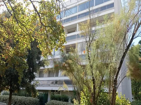Appartement 4 chambres avec balcons au dernier étage