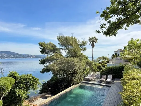 SAINT-TROPEZ / MAISON DE PLAGE PIED DANS L'EAU - PLAGE PRIVÉE