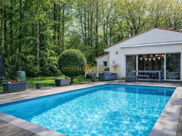Belle contemporaine de plain-pied avec piscine et jardin arboré
