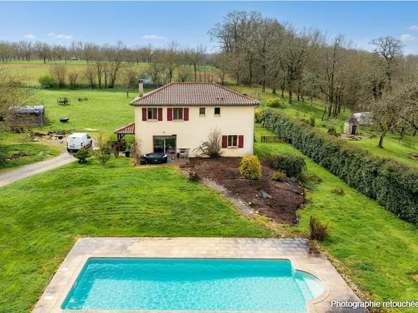Secteur Sarlat - Grande et lumineuse Maison 5 chambres au calme sur 4177 m² avec piscine
