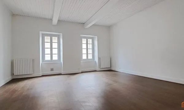 Beau Duplex avec Fort Potentiel - Habitation ou Local Pro + Garages + Cave