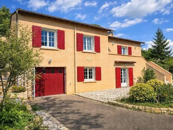 Maison Située à Lalinde, à proximité immédiate de toutes les commodités, cette maison en bon état g