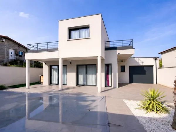 Maison contemporaine avec suite parentale, garage et piscine