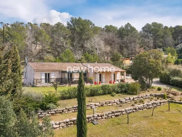 Maison de plain-pied à Villecroze dans un cadre verdoyant