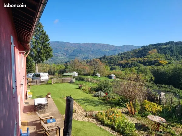 Longère avec grange rénovées, plus 4 yourtes, sur terrain de 2,6 ha - Montagne Bourbonnaise