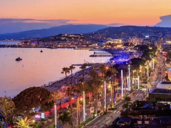 CANNES CROISETTE CENTRE IMMEUBLE DE RAPPORT 552 M2 VUE MER