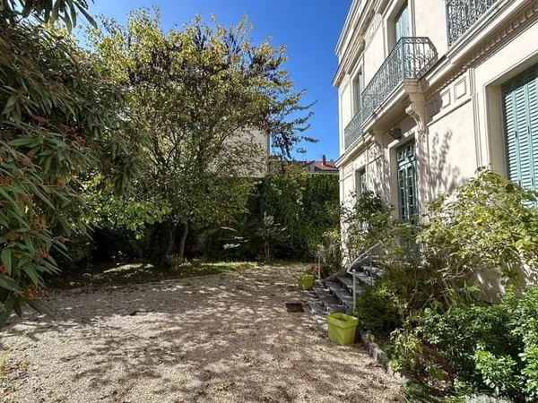 Maison 11 pièces 367 m²