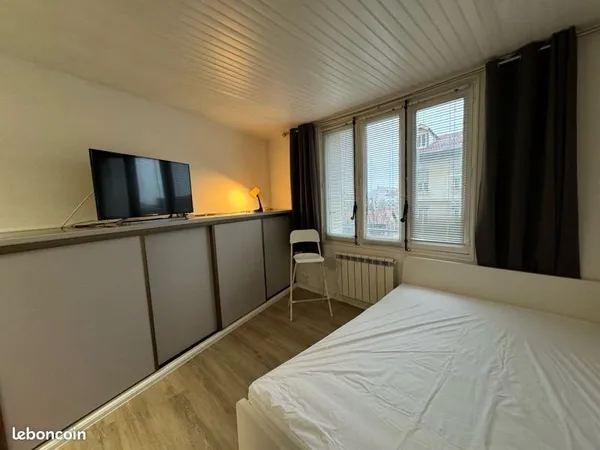 Chambre avec douche - colocation meublée métro A Flachet