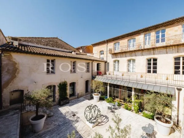 Bastide de ville du XVIIe siècle au coeur du Luberon, ancien couv