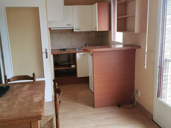 Beau STUDIO 22m2 calme, avec BALCON, porte-fenêtre, dans cour, très clair, ensoleillé