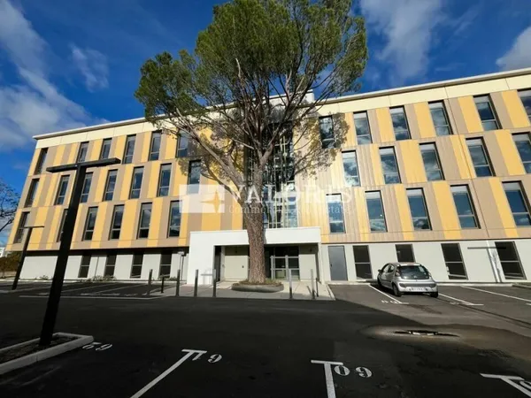 Local professionnel 1979 m²