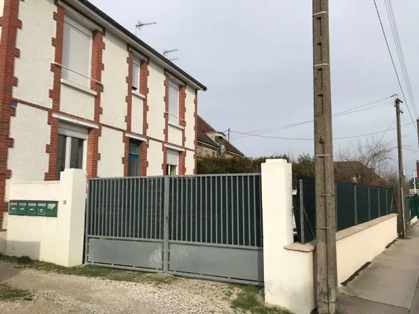Dans maison F2 meublé, clim, parking, cour