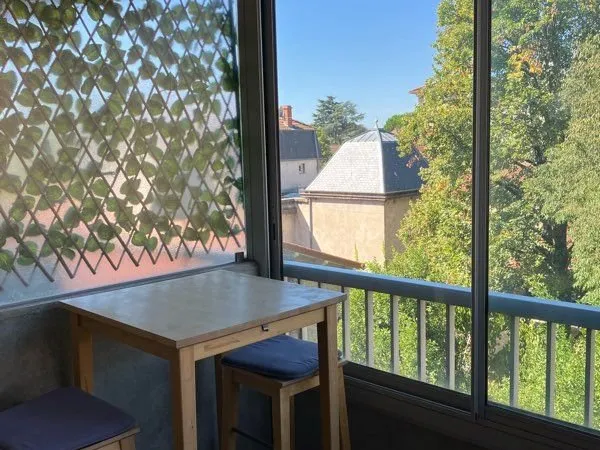 🌟 Charmant studio 24 m2 meublé avec véranda à deux pas de la gare