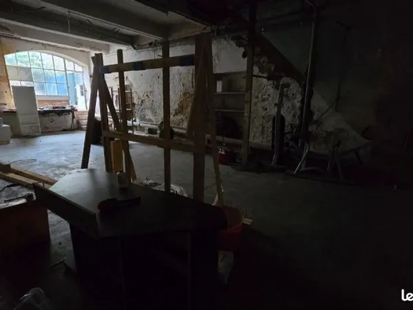 Place de parking dans garage sécurisé