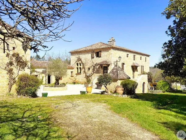 Domaine avec manoir, piscine, tennis, gîtes, forêt