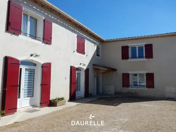 A vendre à NOVES, T3 avec cour et parking.