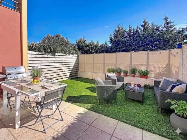 FREJUS PROCHE COMMODITES - Appartement 3 pièces en rez-de-jardin avec parking privatif