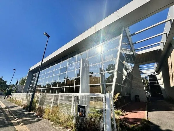 Local 945 m²