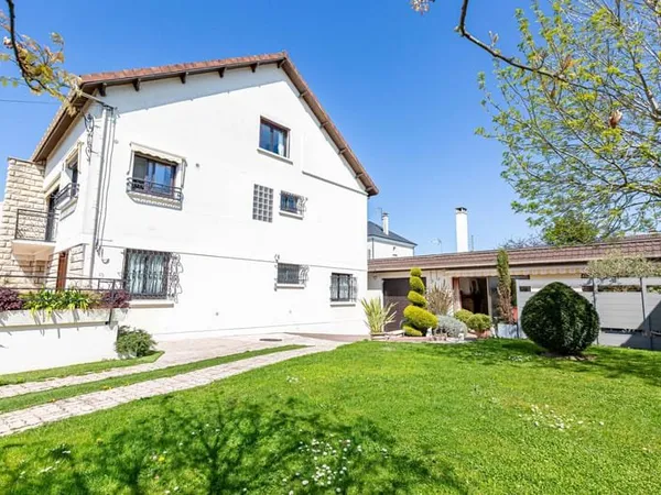 MAISON avec 4 chambres, 2 garages, jardin et une dépendance