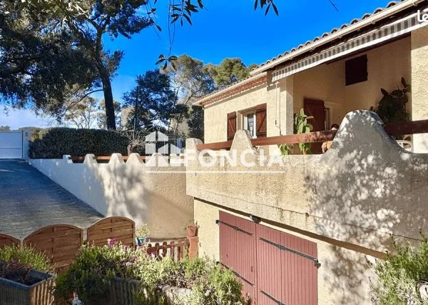 PROPRIETE de 2 VILLAS avec annexes sur 3000m2 plat