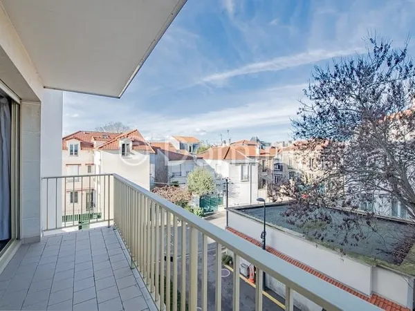 3 PIECES AVEC 2 BALCONS ET PARKING