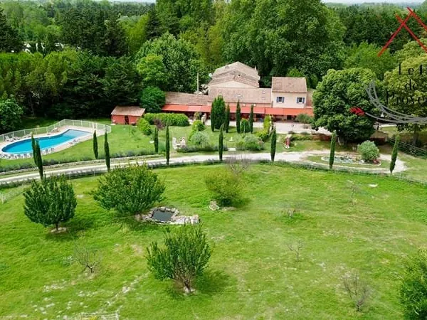 Propriété avec 5 habitations en campagne proche de l'Isle sur la Sorgue