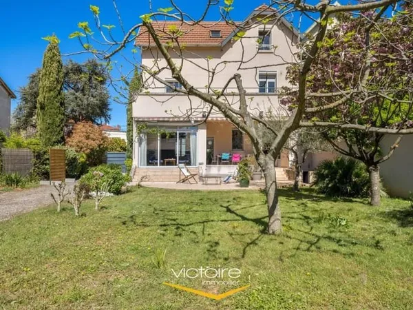 Montchat à 600 m de la place du Château - Grande maison de 6 ch sur belle parcelle