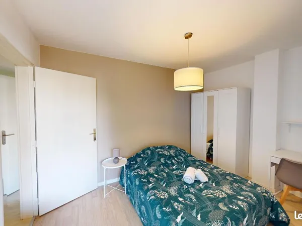 Chambre 7 pièces 92 m²