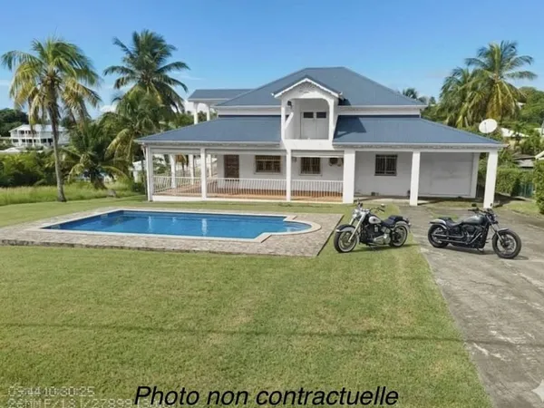 Villa F5 de 200m2 à rénover terrain 946m2 quartier proche me