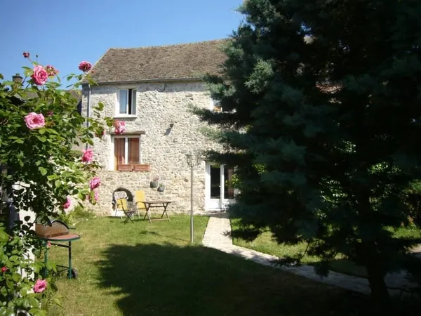 Maison en pierre avec dépendance et garages 2 voitures sur 640m clos de murs
