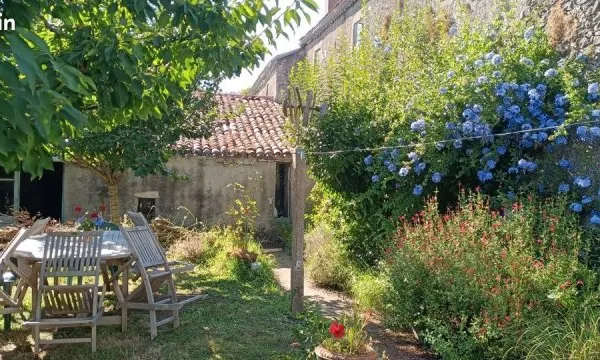 Maison 4 pièces 114m2 - 3 chambres - garage + cave - terrain 360m2- située au coeur du village de Bo