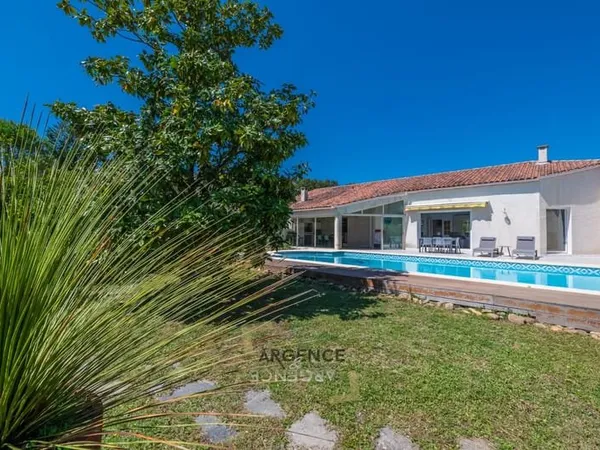 Villa Familiale D'exception De Plain-Pied Au Cur De Saint-Clément-De-Rivière