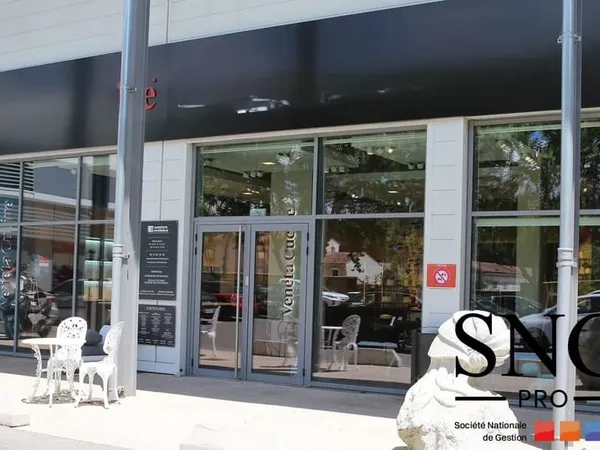 Local commercial 649 m²