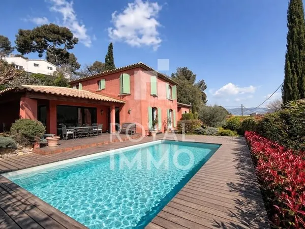 La Seyne sur Mer // Maison contemporaine lumineuse avec pisc